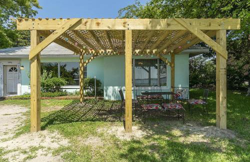 Charming Waterfront Cabin Cabin - Photo 3