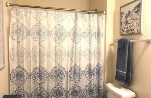 * Radiant Retreat * King Bed * Long Term Stays * - Foto 11