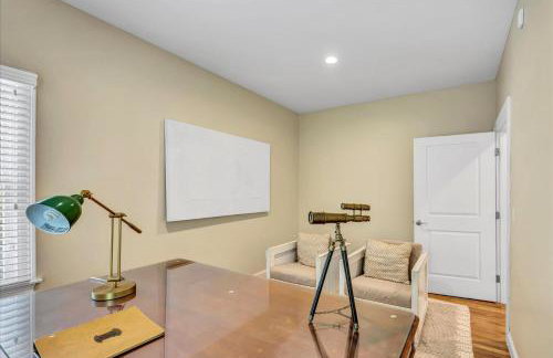 Stay 1 Block from Ocean at 7-Bed Retreat with Yard, Deck and Game Room, Host Up to 22 Across 16 Beds, Gas Fireplace, Gas Grill, Ample Parking, Walk to Menauhant Beach, Perfect for Family Getaway, 24 Hr Hospitality - Foto 47