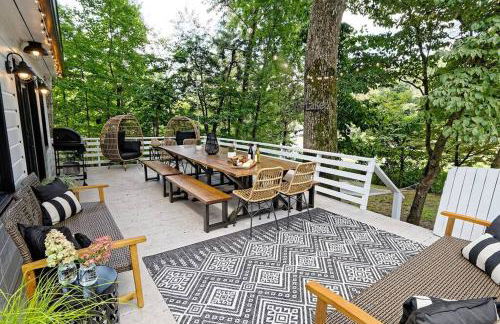 Stylish Lake Hs w/ hot tub: Walk to Blk Mtn Shops - Foto 8