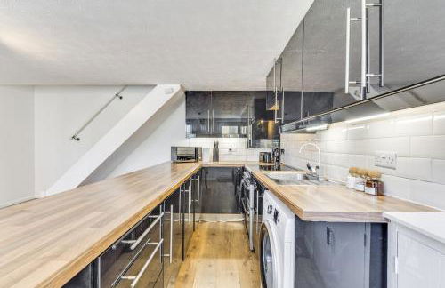 Cozy Riverside Cottage in Hertford Town with Parking - Foto 10