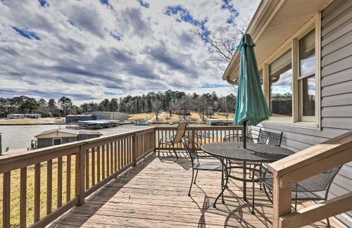 Lake Sinclair Cottage with Deck and Boat Dock! - Foto 1