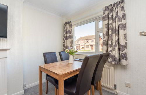 14 Acomb Wood Drive Peaceful 2-Bed Home in York with Free Parking - Pass the Keys - Photo 9