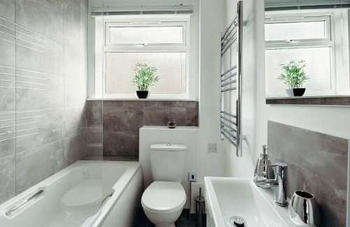 Modern 2 bed 1st Floor Apartment by Jesswood Properties Parking Wi-fi - Foto 8