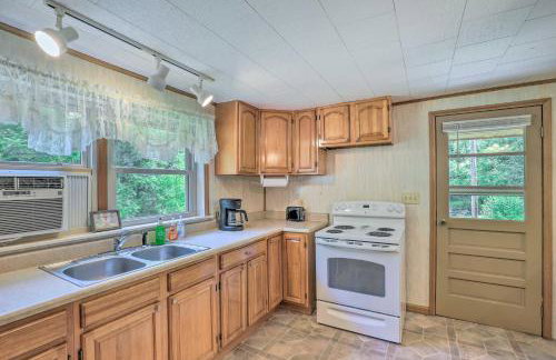 Bonfires and BBQs! Creekside Retreat in Marshall - Foto 10