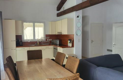 2025 Reno 2-Bed Escape w pool Min to GolfCources - Foto 4