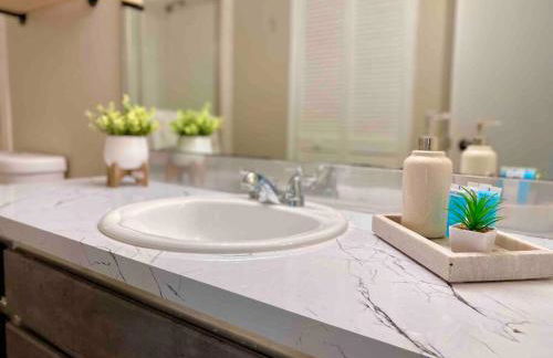 Rustic Luxe Loft , A King Bed Hideout with Edge - Foto 11