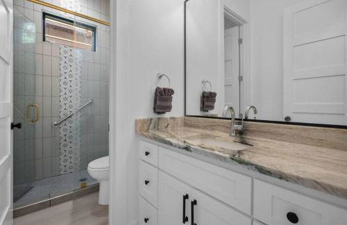 Modern Retreat 10 min-Oaklawn BBQ grill Pavillion Kids playground - Foto 37