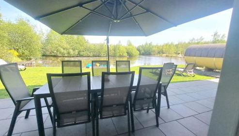 Ferienhaus Deluxe, direkt am See, mit hauseigener Panorama Außensauna, zwei Badezimmern, Tretboot, Kamin, in direkter nähe zum Kinderspieleparadies sowie Reit- und Ponyhof, 1 bis 8 Personen - Foto 2