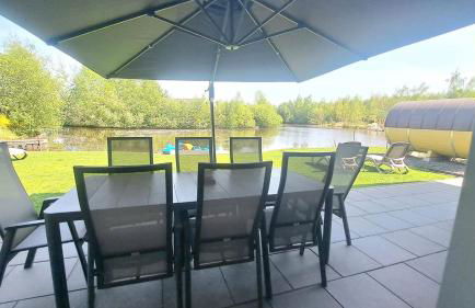 Ferienhaus Deluxe, direkt am See, mit hauseigener Panorama Außensauna, zwei Badezimmern, Tretboot, Kamin, in direkter nähe zum Kinderspieleparadies sowie Reit- und Ponyhof, 1 bis 8 Personen - Photo 2