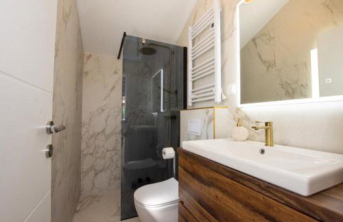 Capesanta atraktivna kamena kučica - Foto 21