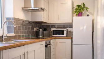 Grantham 3BR Retreat, Contractor Friendly & Parking - Foto 4, stove, dishwasher