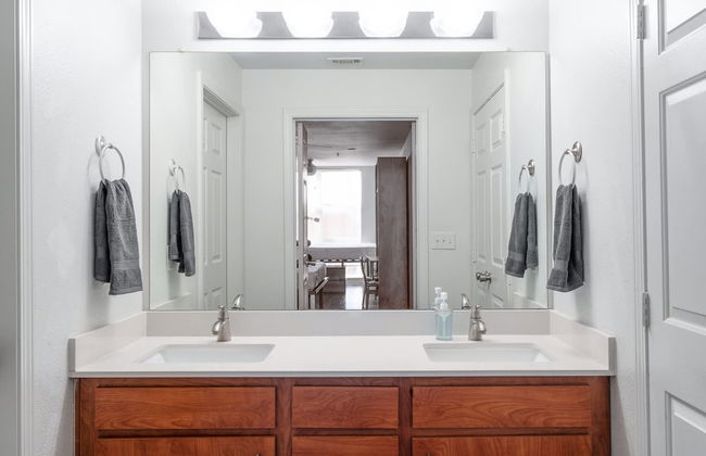 Modern Condo With Pool, Gym, Workspaces & BBQ - Foto 23