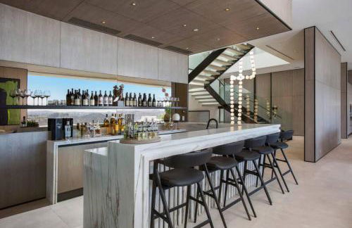 Ultra-Luxurious BH Estate with Pool, Theatre, Views - Foto 23