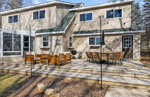 Lakefront Retreat, Mins to Dtown, Firepit, Hot Tub, Pet friendly! - Foto 69