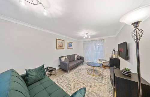 Long-short-stay Medway home with parking, WiFi &pool table - Foto 12