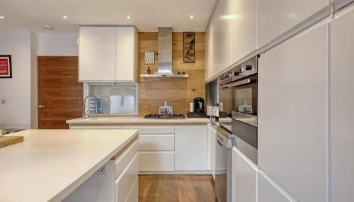 Dove House Wanstead - Stunning 4 Bedroom, 3 Bathroom House with Private Hottub & Gym - Escape London, in Lonon - Foto 5, stove, dishwasher, pet friendly