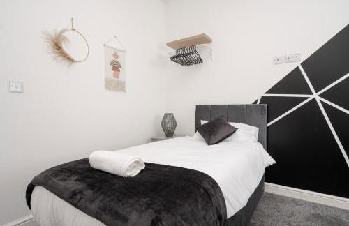 Huge Apartment - 8 Beds - Free Parking - Long Stays! - Foto 12