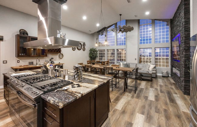 New Luxury Prescott Lynx B B 4k ft2 Sleeps 22 - Photo 7