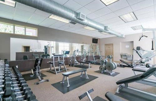 BEAUTIFUL COZY CONDO with POOLS/GYM-SELF CHECK-IN - Foto 25