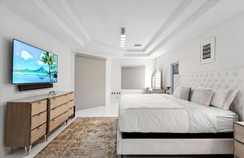 Luxury Modern Waterfront House in BEST Location! King Bed Suite & Close to Beach - Photo 17