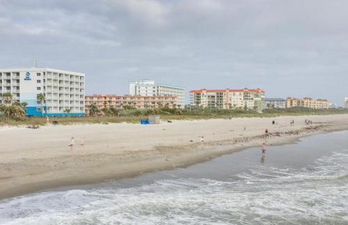Oceanfront Cocoa Beach Condo with View Walk to Pier - Foto 24