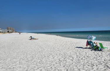 Quiet 2 bedroom condo on Gulf with pool and pond - Photo 15