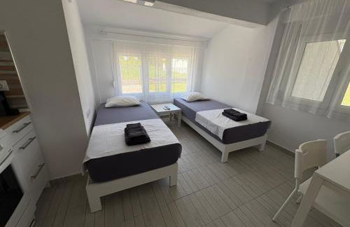 Sapphire Apartment , Beachfront Family Apartment for 4 with Private Garden, 1-Minute Walk to the Beach - Foto 8