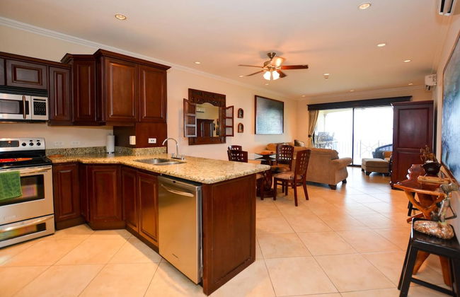 Fifth-Floor Condo with Breathtaking Ocean Views, Stylish Interior & Prime Location Near Flamingo Beach - Foto 13