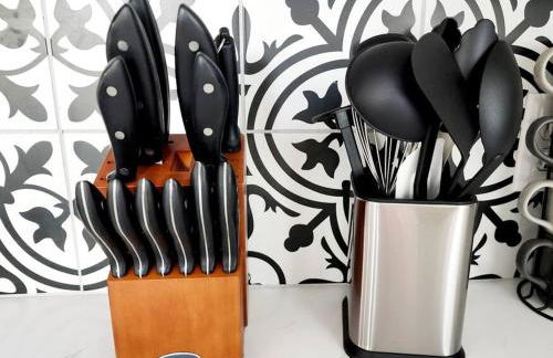 Newly remodeled 5BR 3BA w/pool 16 ppl - Photo 37