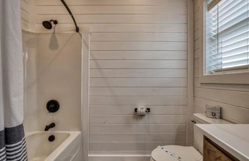 Lazy River Cabin, River Front, Hot Tub, WIFI, 560 in FREE Attraction tickets each paid day! - Foto 23