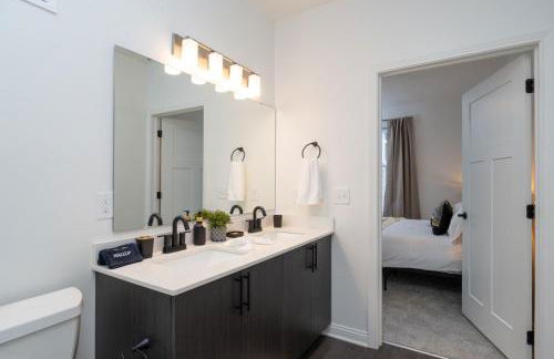 Sunrise Glow Spacious 2BR 2BA 2 King Beds Gym WFH - Foto 33