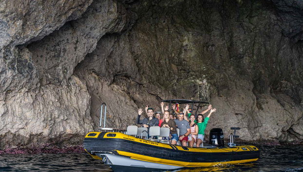 Visitando las cuevas en lancha