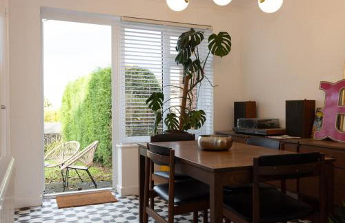 Cosy mid century Stockport with views, dog walks, woodburner - Foto 3