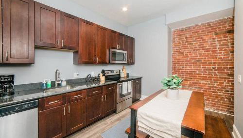 Walkable and Spacious Apt - Parking -- GroupStay - Foto 4, stove, dishwasher, pet friendly, toaster