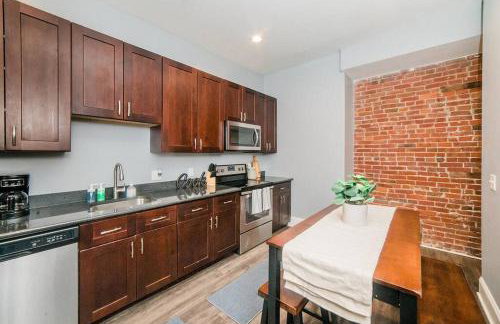 Walkable and Spacious Apt - Parking -- GroupStay - Foto 4