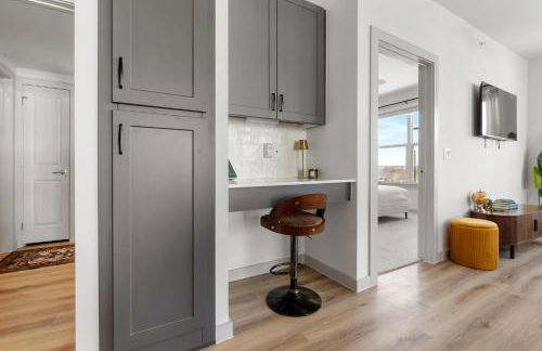 Elevated Contemporary 2BR 2BA with Balcony - Foto 6