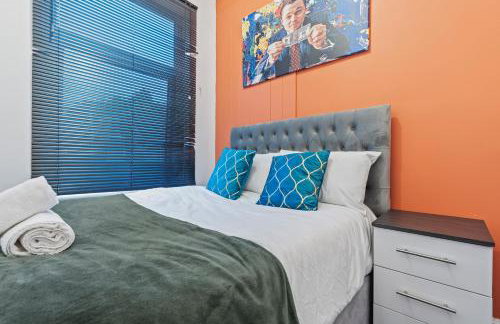 4 Bedroom House in Eccles, Trafford, Manchester - Sleeps 10 - 3 Double Beds - 4 Single Beds - FREE PARKING, Garden & Fast Fibre Wi-Fi - Close to Trafford Centre, MediaCityUK, Salford Quays, and both Old Trafford stadiums - Foto 18