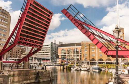 Historic Dutch Barge, Idyllic location - Photo 20