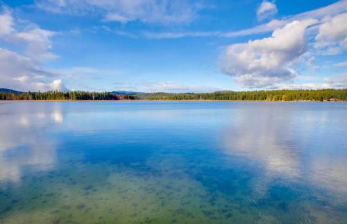 Charming Lakefront Cabin with Deck and Fire Pit! - Foto 23