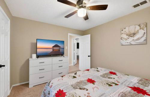 Newly updated 5BR/2.5BA w/pool sleep 16 ppl• - Photo 29