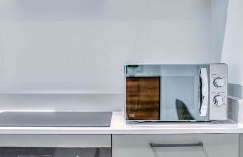 2-BR Near Salford Royal - City & Town Centre View - 1 Minute to Train & Tram Station - Sleeps 6 - Foto 43