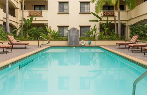 Holiday in LA- Koreatown Retreat with Free Parking, Pool and Sauna - Photo 11