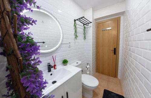 Luxury Artistic Digital Nomad 2 Bedroom w/Terrace - Photo 17