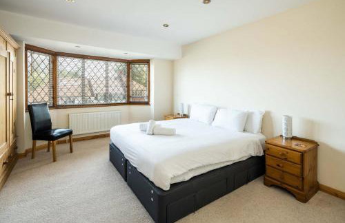 Elegant 2BD House with Garden and Decked Patio - Foto 13