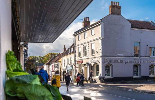 Sarah's - A townhouse apartment in Georgian Holt - Photo 21
