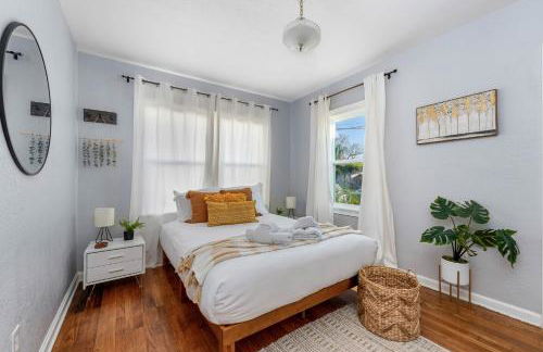 Tiny Home w MIL suite - 3 MI to DT - Foto 8