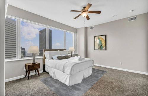 Luxury 21st Floor Penthouse | Great Downtown VIEWS - Photo 32