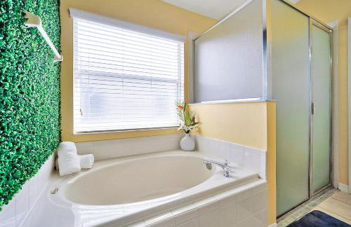 5BR Cottage w Pool & Hot Tub Near Disney - Foto 28