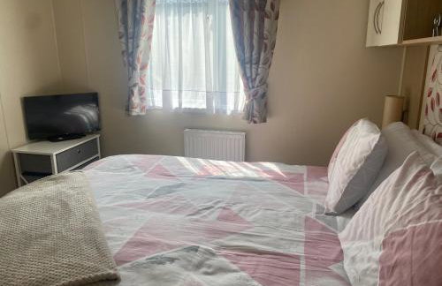 Seaside 2-Bed Caravan Retreat - Sleeps 6 & Parking - Foto 11